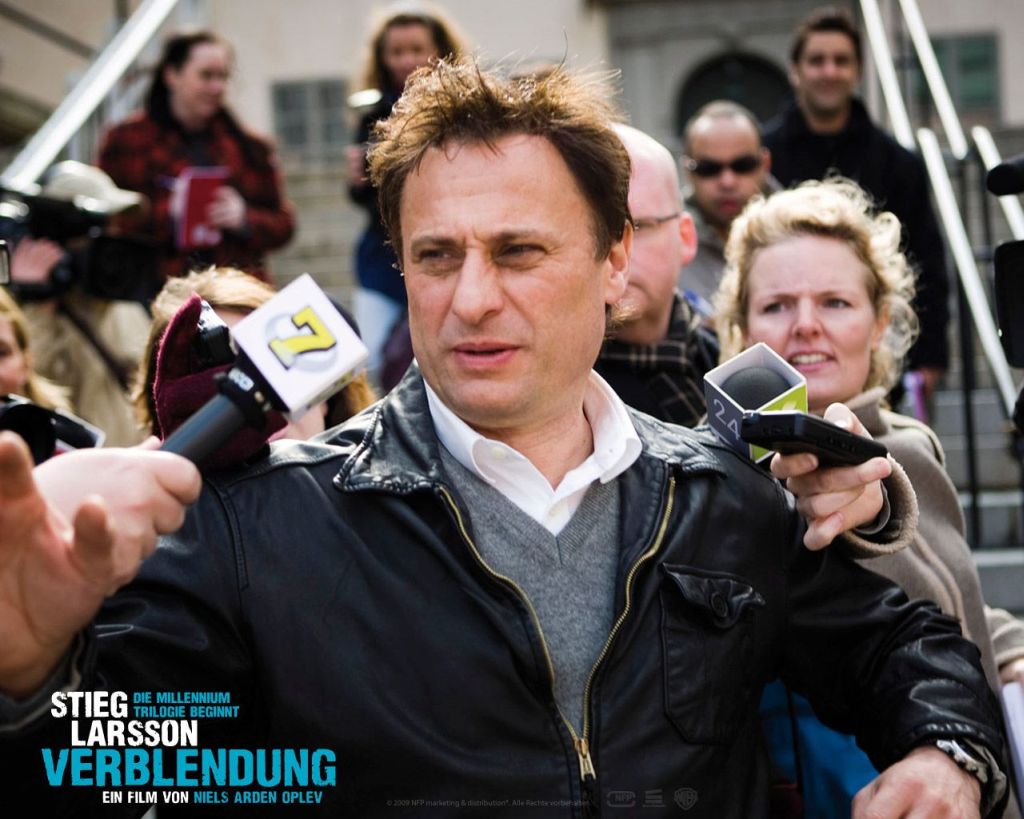 Девушка с татуировкой дракона