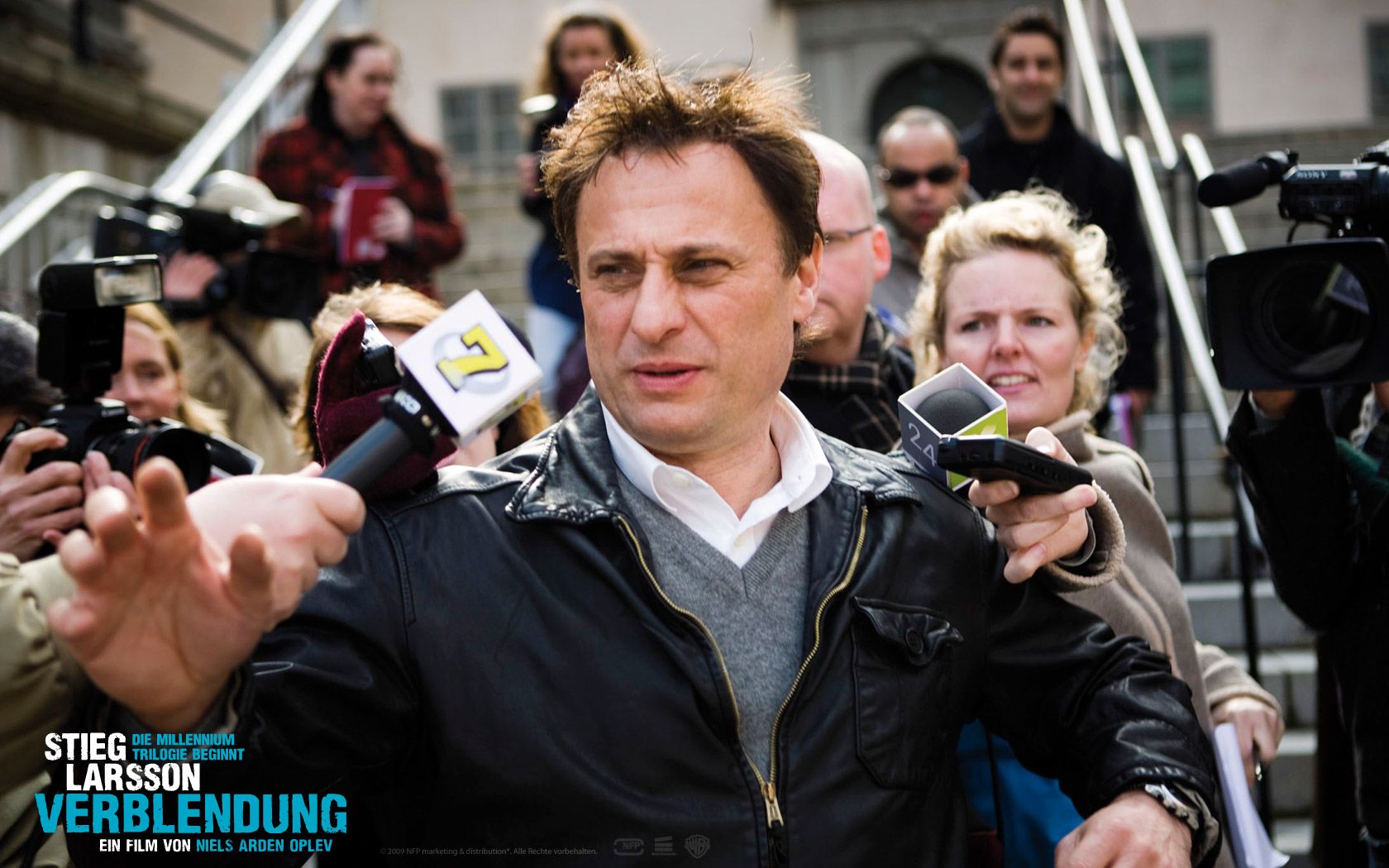 Девушка с татуировкой дракона